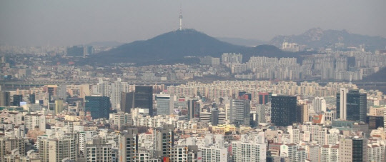 서울 송파구 마천동 일대에 토지임대부 분양주택 사업이 진행된다. 토지 소유권을 갖고 있는 정부나 관계기간이 토지를 임대해주고 건물만 주택 수요자에게 분양해 서민 주거 안정을 꾀한다. 사진은 서울 전경.<연합뉴스>